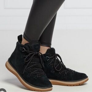 Ugg Lakesider Heritage Mid Ankle Boots woman size 8 + pair of cozy socks